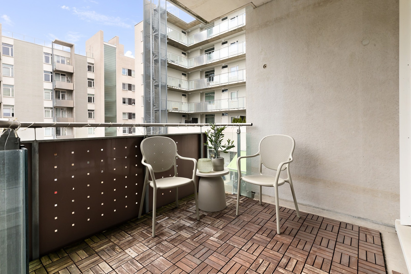 Fra stue/kjøkken er det utgang til en sydvestvendt balkong med gode solforhold. Galleribilde