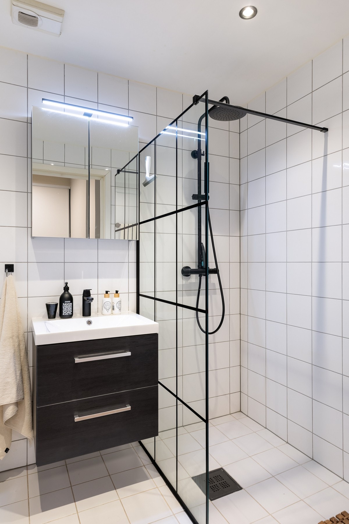 Mørk og stilren innredning med lyse, tidsnøytrale fliser som base. Galleribilde