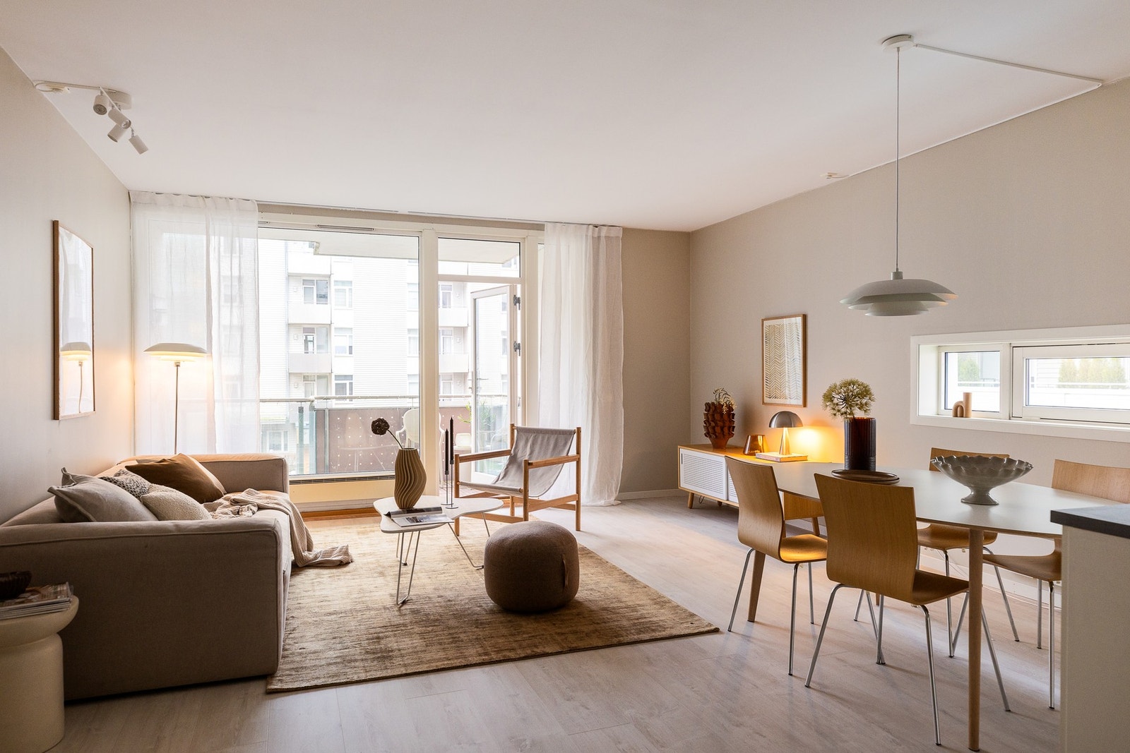 Velkommen inn i Gunnar Schjelderups vei 11H, presentert av Joakim Olsen Sandum i Tinholt Eiendomsmegling. Galleribilde