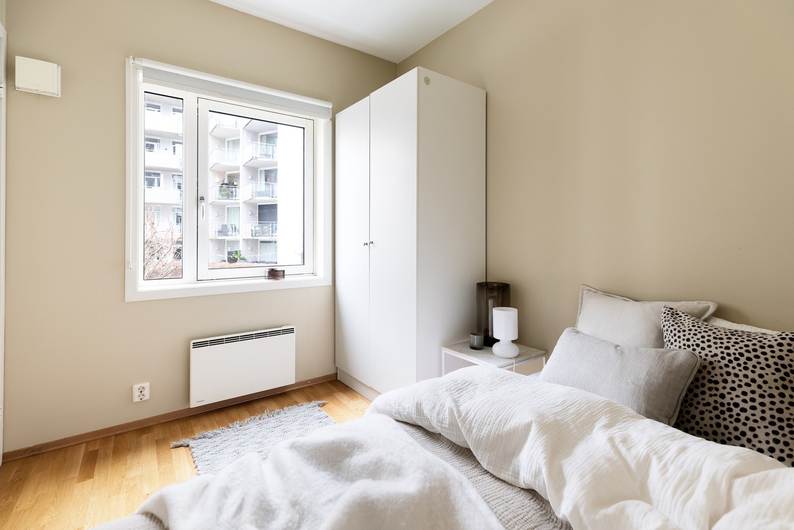 Vindu vender ut mot indre gårdsrom. Galleribilde