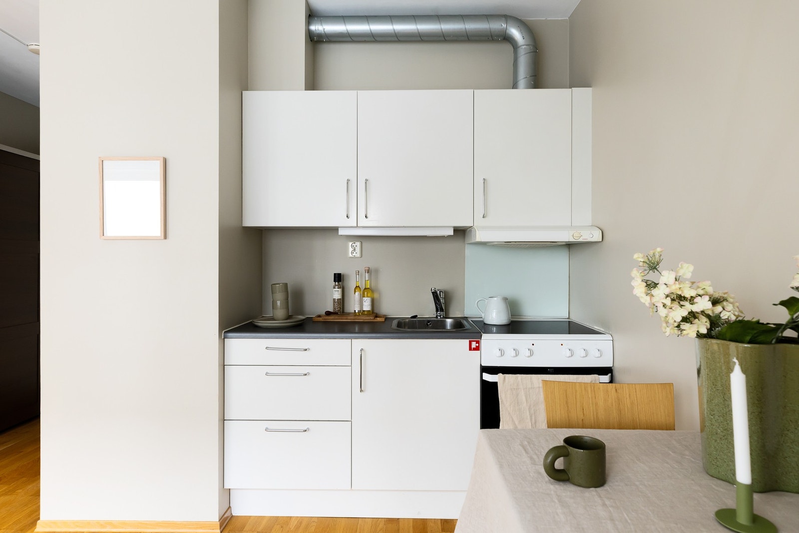 Kjøkken fra byggeår med frittstående komfyr. Galleribilde