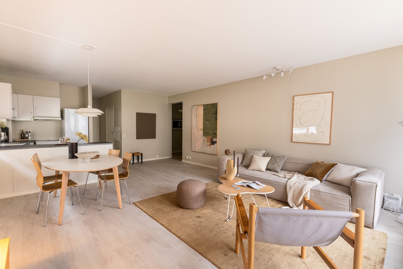 Vegger malt i en moderne fargepalett. Galleribilde