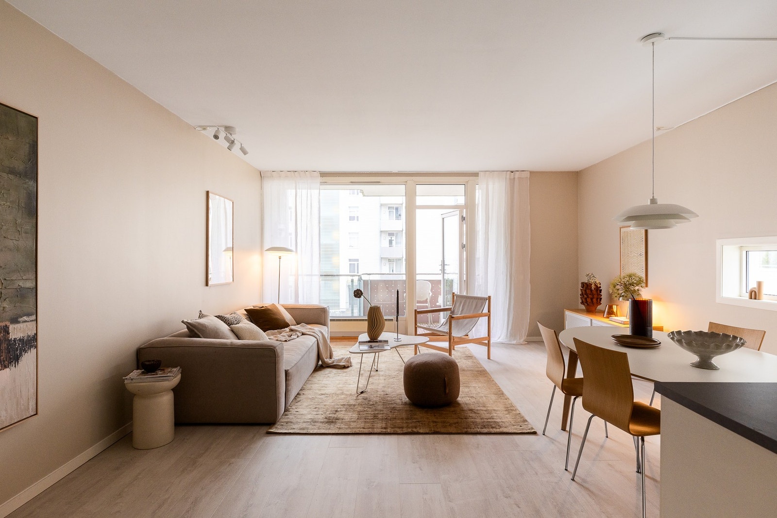 Leiligheten utgjør en 5-roms leilighet, fordelt som en 3R hoveddel med to balkonger og en 2R hybeldel. Mulighet for skattefri inntekt i egen bolig! Galleribilde