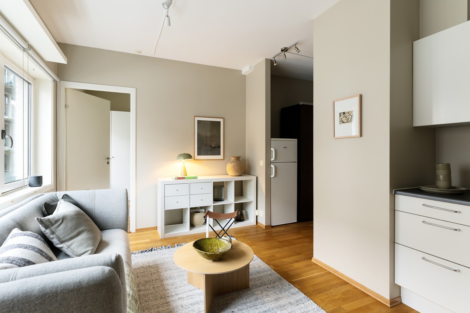 Sett mot soverom t.v. og videre mot gang t.h. Galleribilde