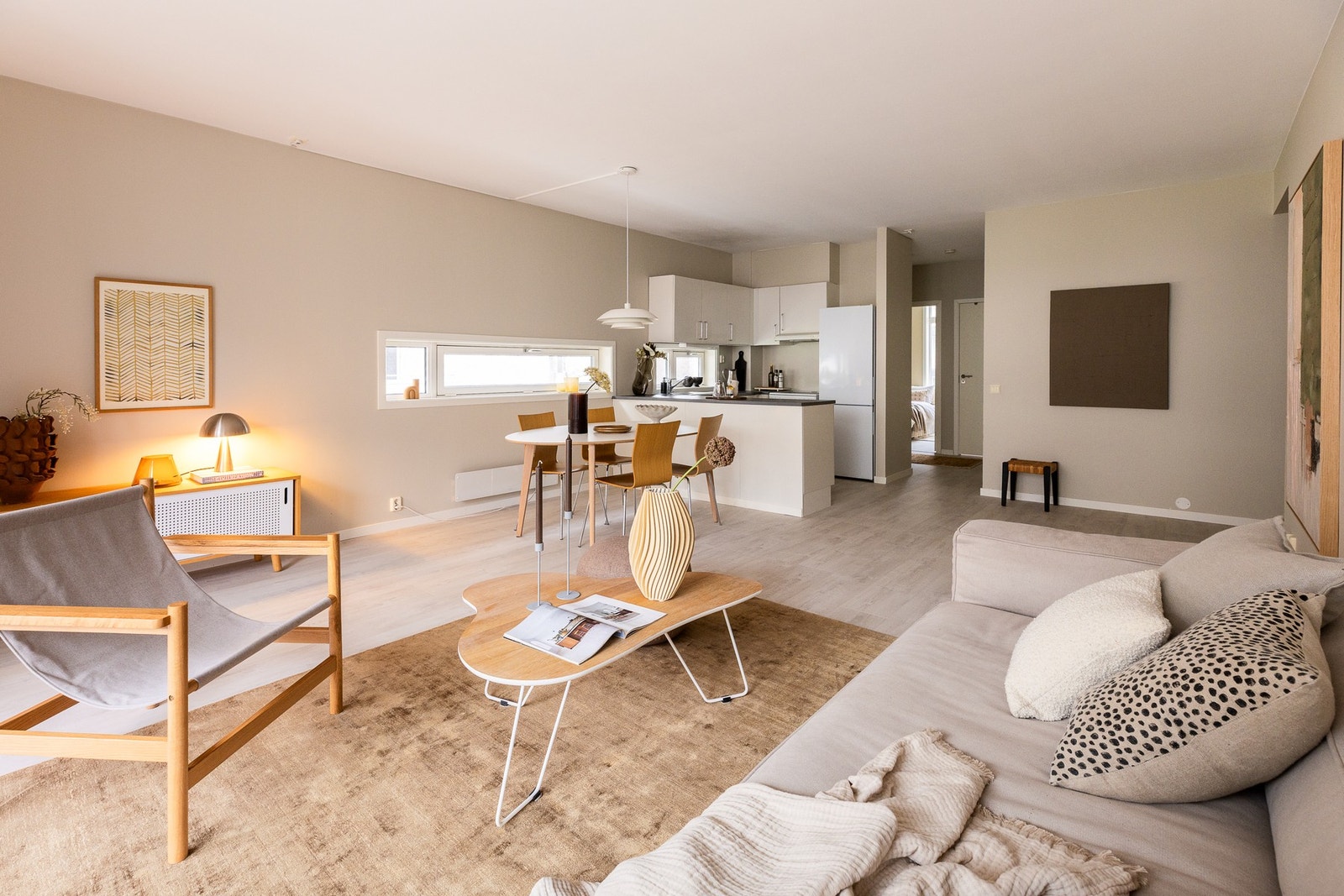 God takhøyde målt til 2,64 m i stue/kjøkken. Galleribilde