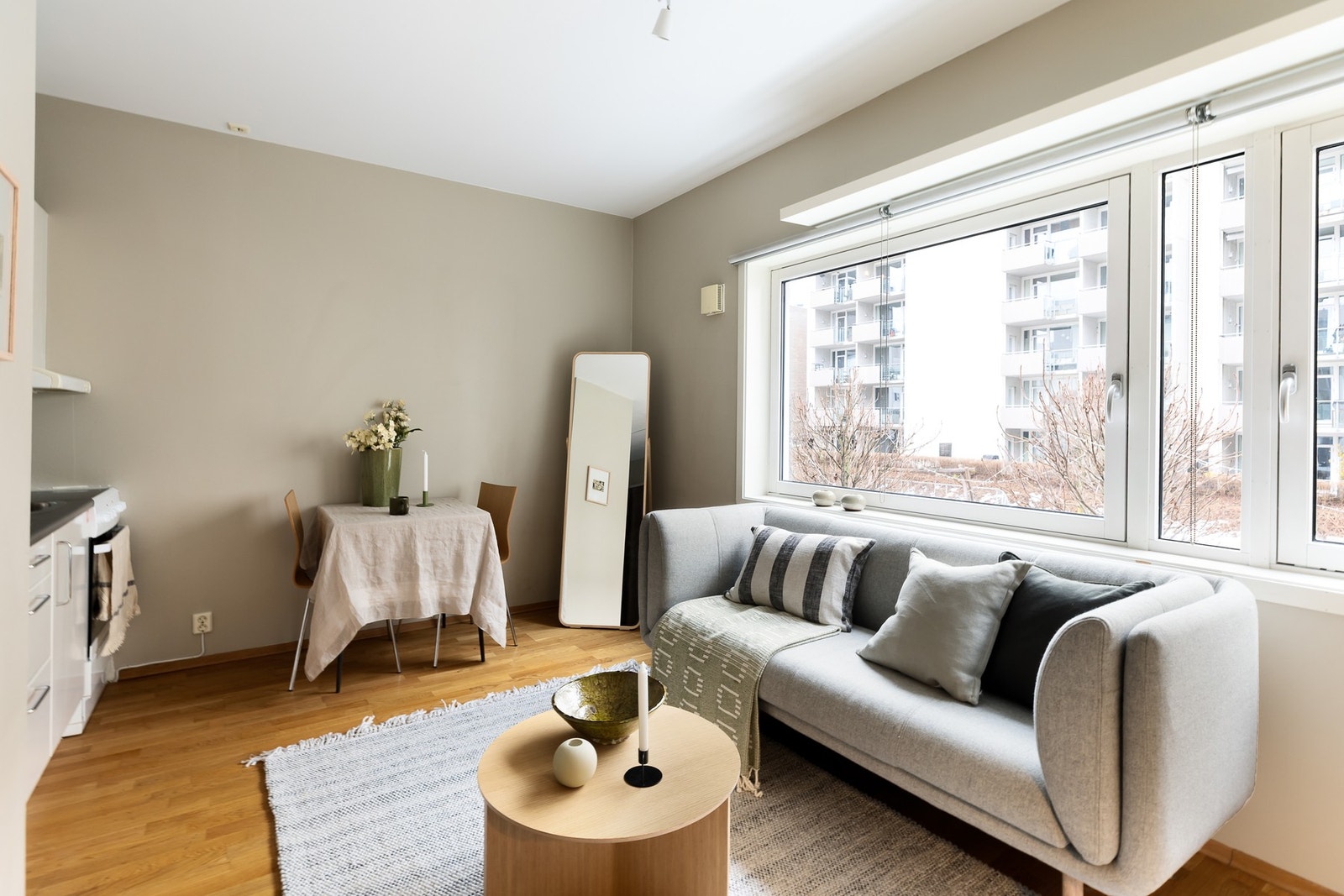 Leiligheten utgjør en 2-roms med åpen stue-/kjøkkenløsning. Galleribilde