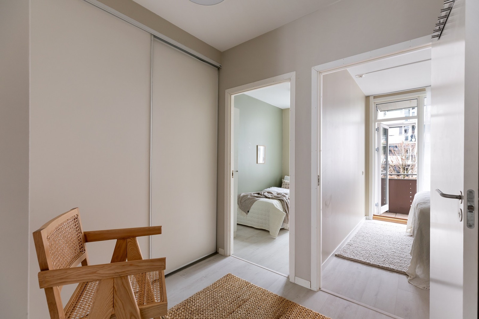 Skyvedørsgarderobe i mellomgang for oppbevaring. Galleribilde