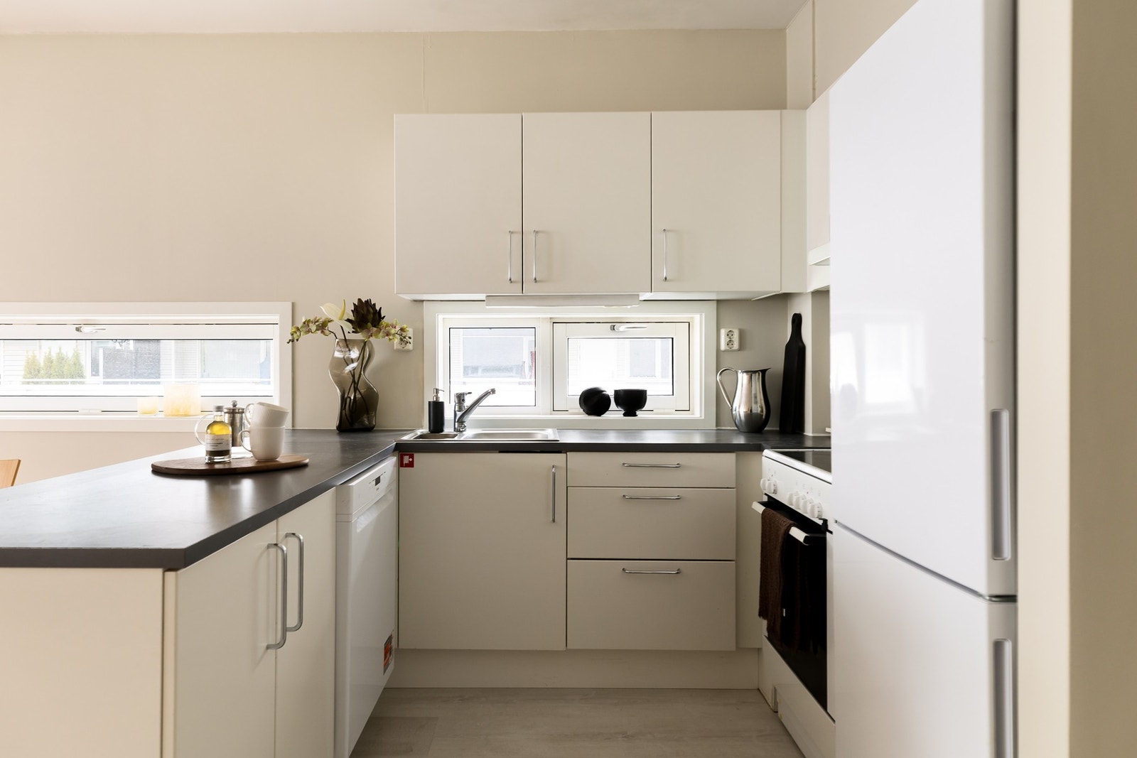 Leilighetens hjørnebeliggenhet gir godt med lysinnslipp. Galleribilde