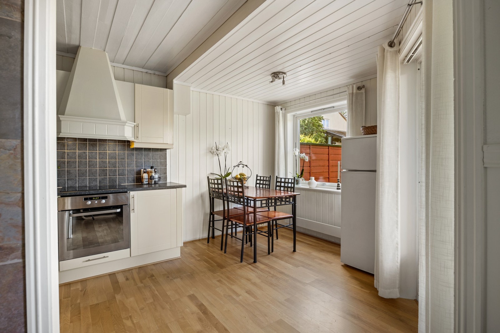 Kjøkkenet måler 13 kvm og har god plass til spisebord Galleribilde