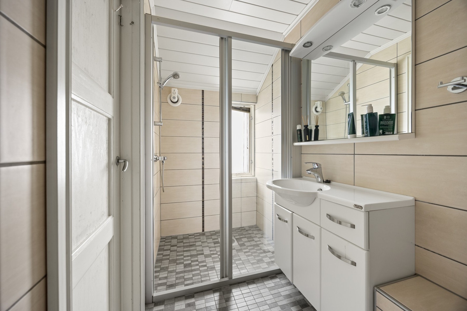 Badet er utstyrt med servantskap, toalett og dusj Galleribilde