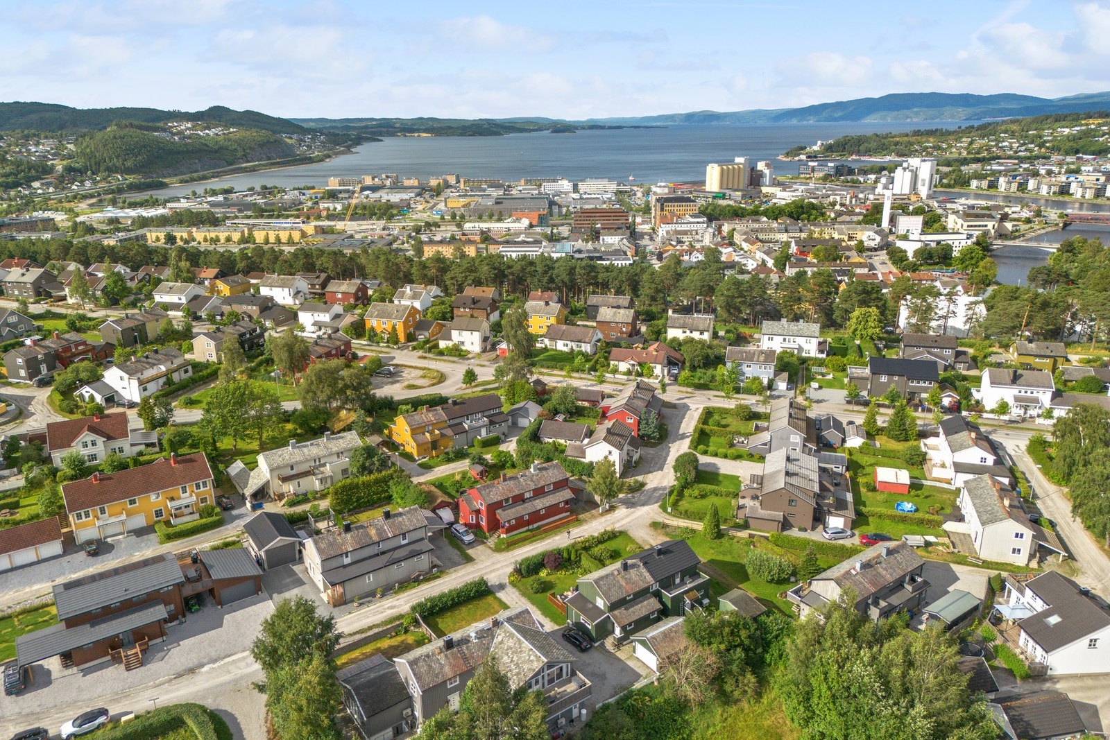 Det er kort vei til Steinkjer sentrum med kjøpesenter, dagligvare, restauranter, kulturhus, lekeplass, bystrand, m.m. Galleribilde