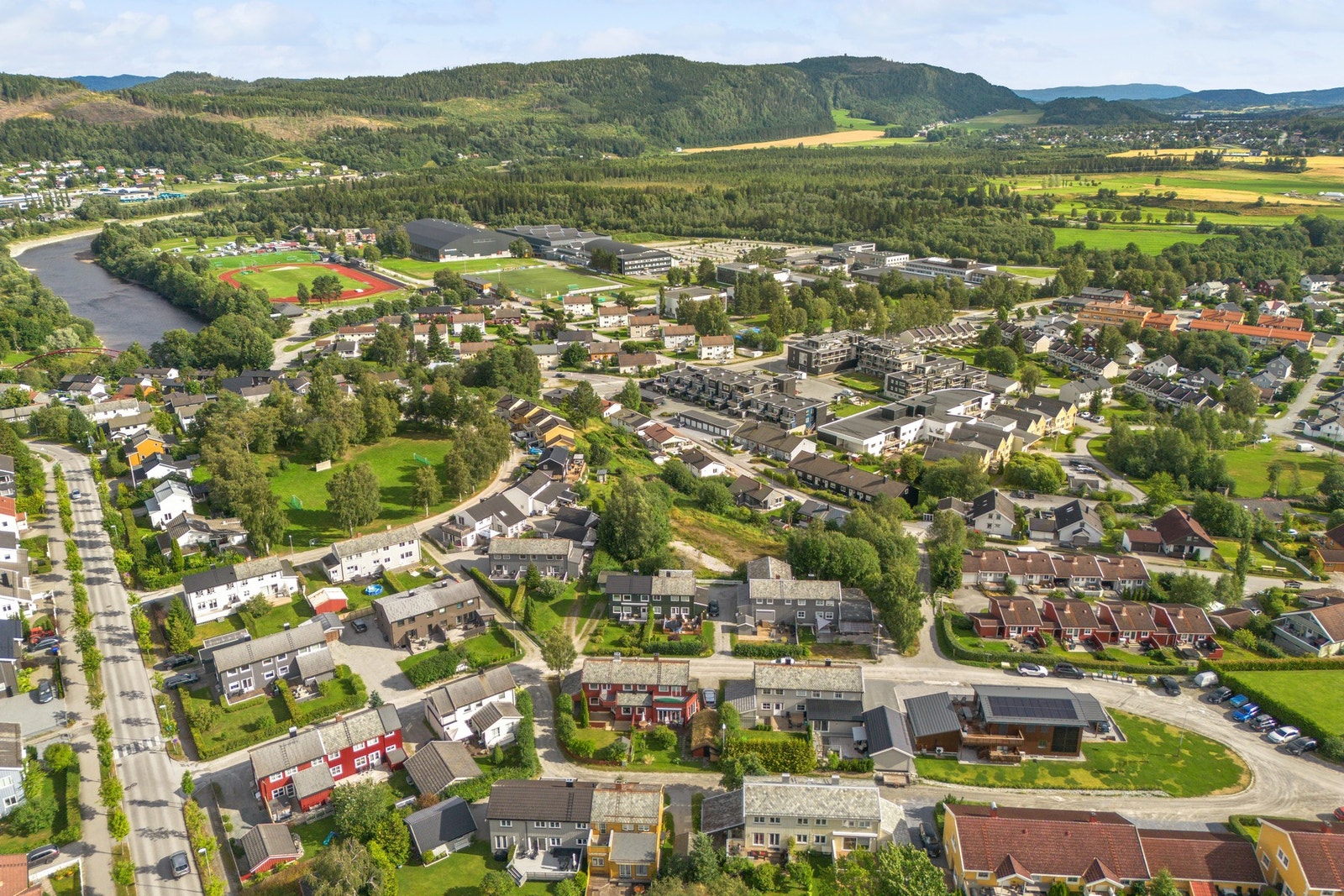 Fra boligen er det kort avstand til barnehage, skole, videregående skole, idrettsanlegg, m.m. Galleribilde