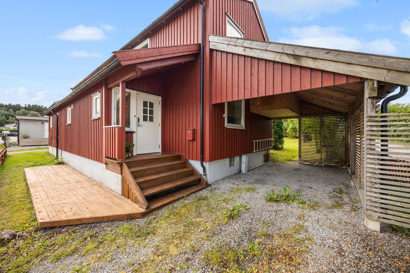 Inngangspartiet har takoverbygg med downlights Galleribilde