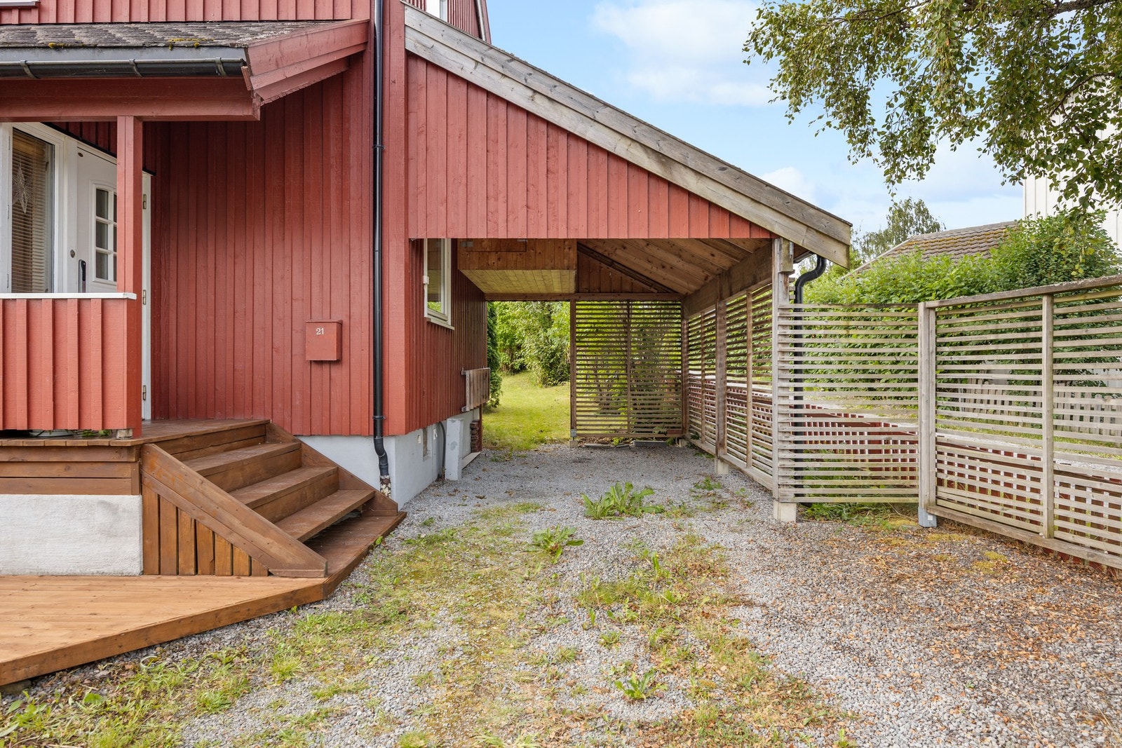 Praktisk adkomst til carport og videre inn til hage i bakkant av carporten Galleribilde
