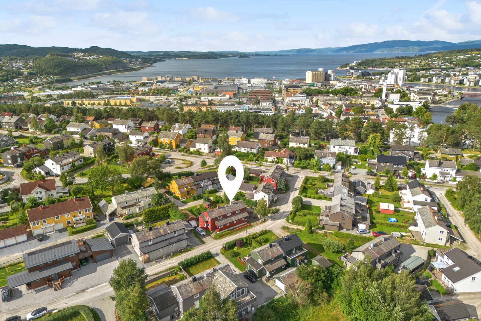 Attraktivt og sentralt beliggende med gangavstand til sentrum, barnehage, skoler, m.m. Galleribilde