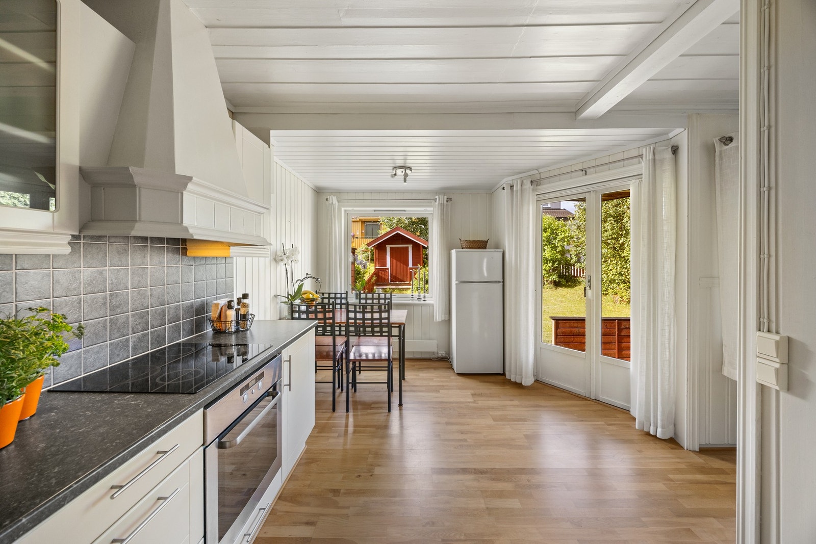 Trivelig og innholdsrik halvpart tomannsbolig med fire soverom, carport og pent opparbeidet hage. Galleribilde