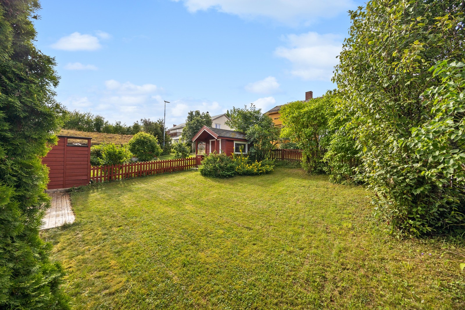 Hagen er opparbeidet med busker som skjermer for innsyn Galleribilde