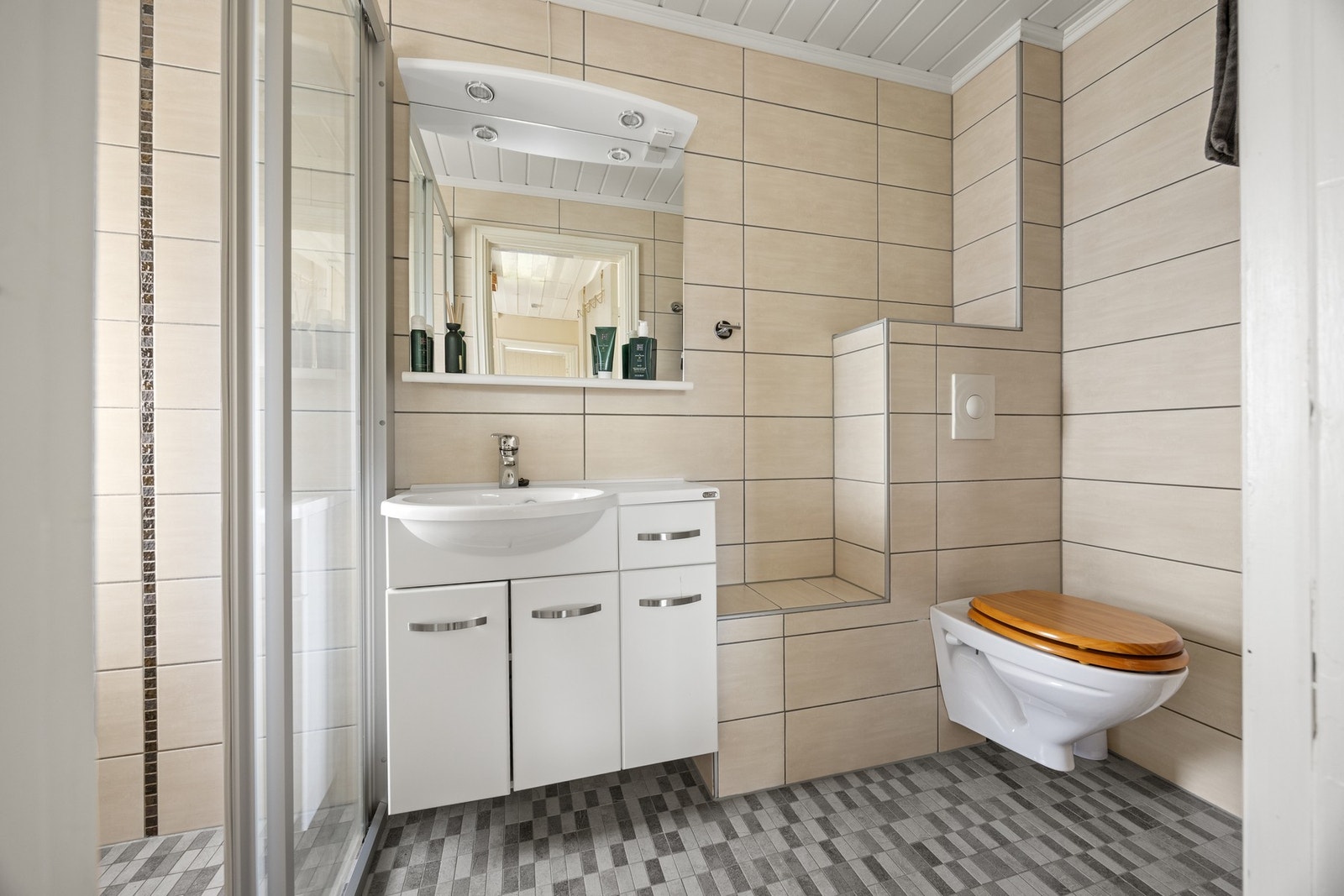 Bad - 4 kvm. Flislagte overflater med varme i gulv Galleribilde