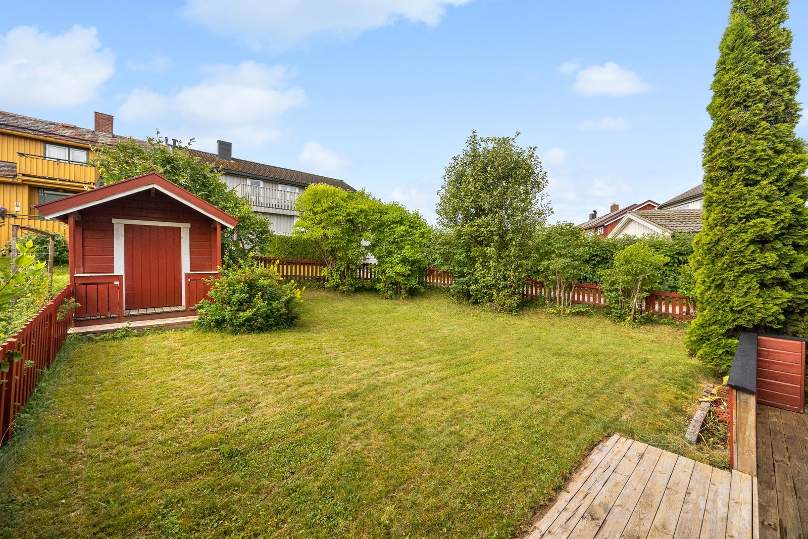 Det er etablert gjerde rundt eiendommen. En hyggelig og privat sone. Galleribilde