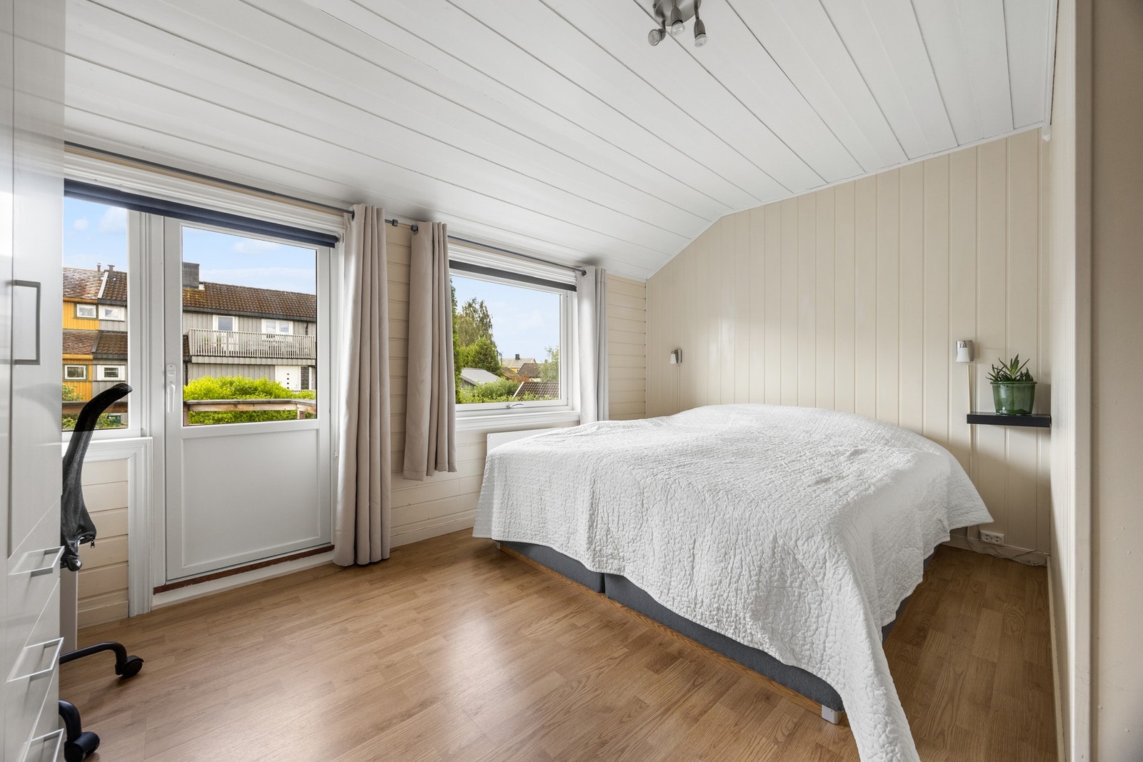 Soverom - 12 kvm. Romslig med plass til dobbeltseng, kontor og utgang til balkong. Galleribilde