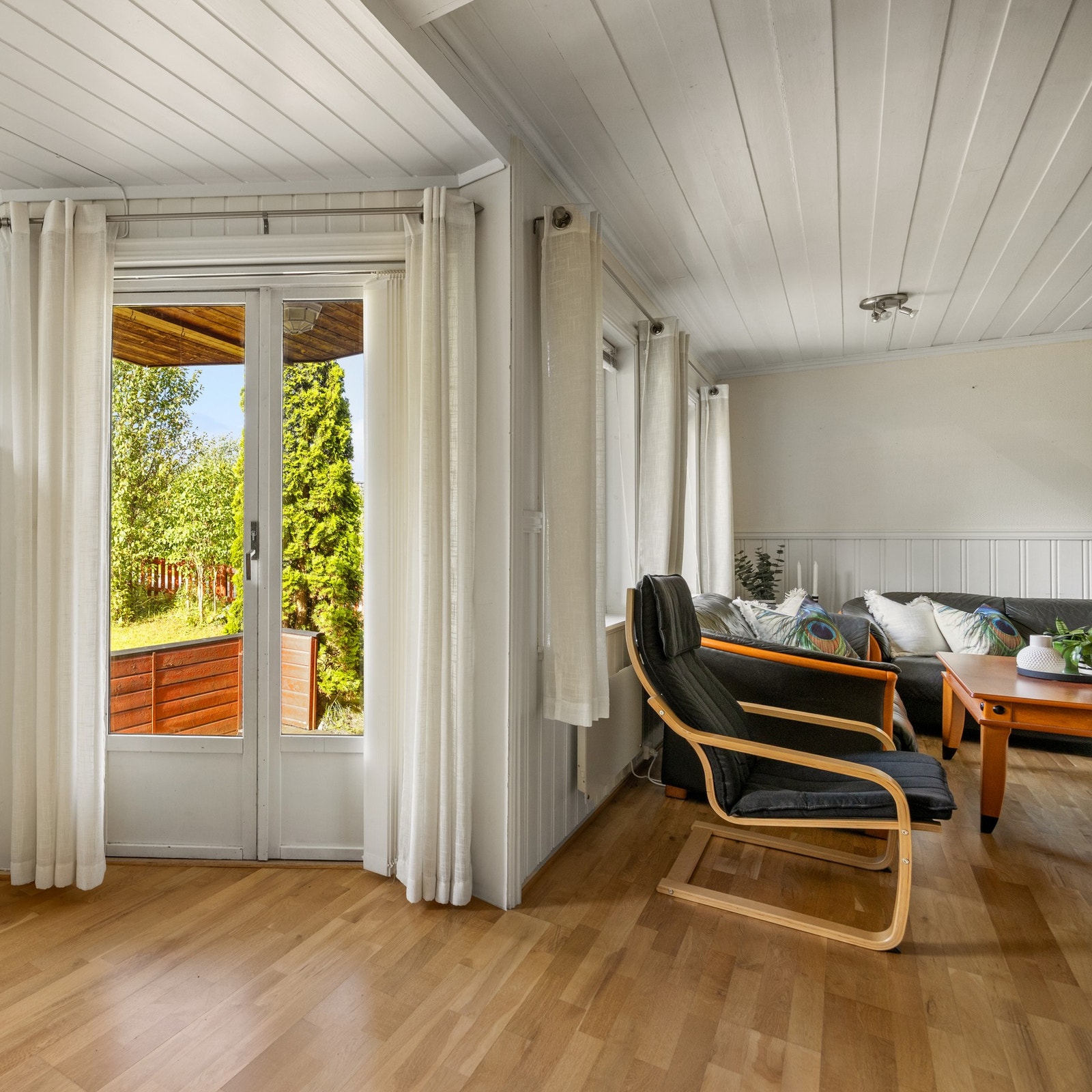 I overgangen mellom stue og kjøkken er det dør ut til terrasse Galleribilde