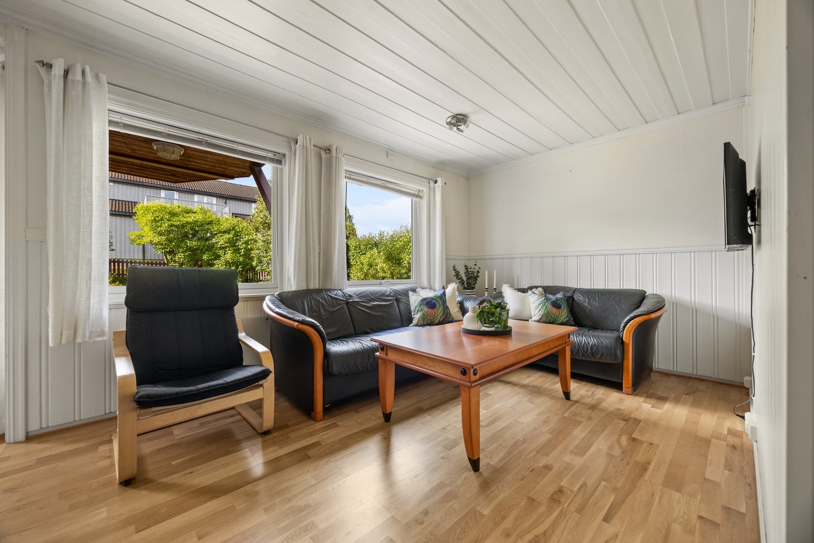 Stuen har vindu med utsikt til egen hage Galleribilde