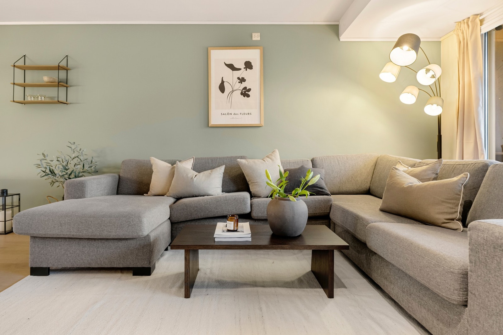 Den gode takhøyden og den gjennomgående planløsningen gir en fin romfølelse og gode muligheter for fleksibel møblering. Galleribilde