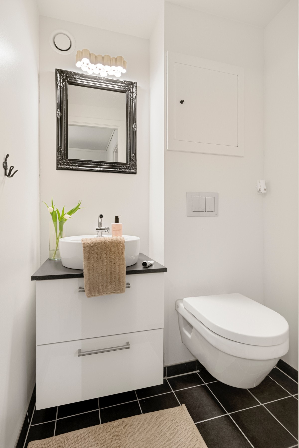 Boligens seperate toalettrom er en svært praktisk løsning i hverdagen og bidrar til økt komfort, spesielt i en bolig med flere beboere eller når man har gjester på besøk. Galleribilde