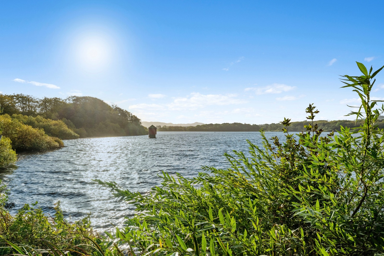 Ved Hafrsfjorden er det rekreasjonsmuligheter langs turstien året rundt, og på sommeren inviterer fjorden til badelykke. Galleribilde