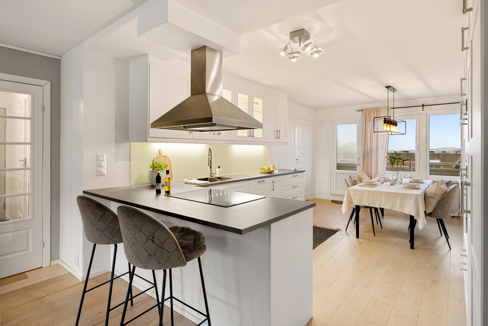 Innredningen har slette fronter som gir et stilrent uttrykk, og det er rikelig med både skap- og benkeplass som gjør matlagingen både praktisk og effektiv. Galleribilde