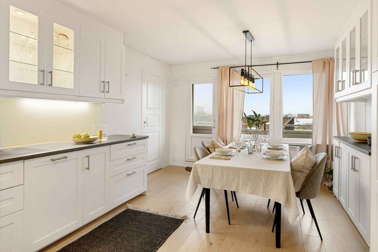 Her kan man enkelt samle familie og venner til hyggelige middager eller sosiale sammenkomster i en lys og trivelig atmosfære. Galleribilde