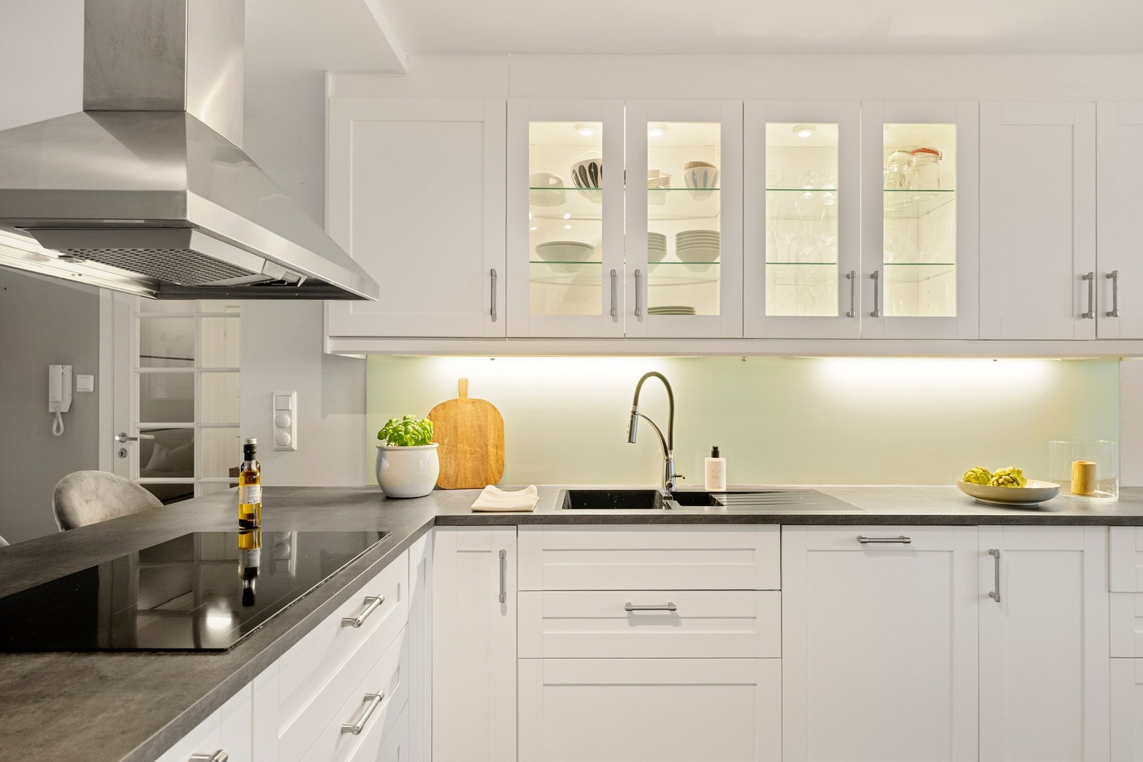 Her finner man blant annet platetopp, oppvaskmaskin samt separat kjøle- og fryseskap med god kapasitet. Galleribilde