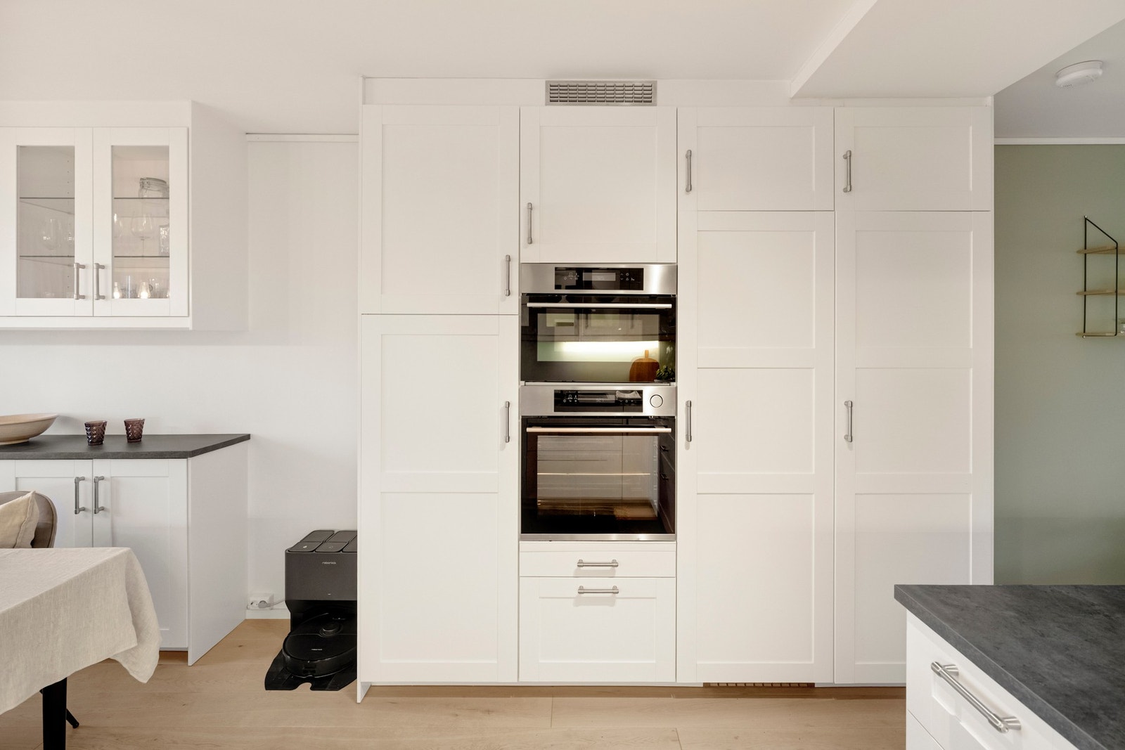 I tillegg er kjøkkenet utstyrt med både stekeovn og kombiovn med integrert mikrobølgefunksjon, noe som gir fleksible og praktiske løsninger i hverdagen. Galleribilde