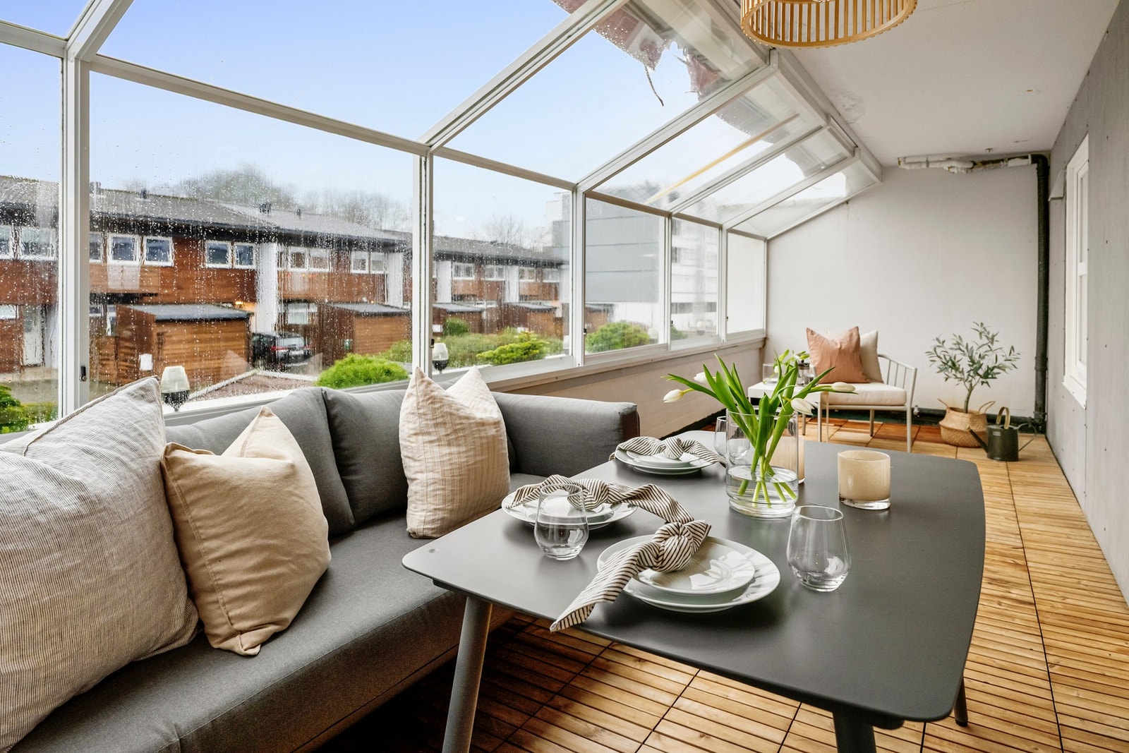 Her er det gode muligheter for utemøblering, enten man ønsker en hyggelig sittegruppe, spiseplass eller et lite grønt uterom med planter og blomster. Galleribilde