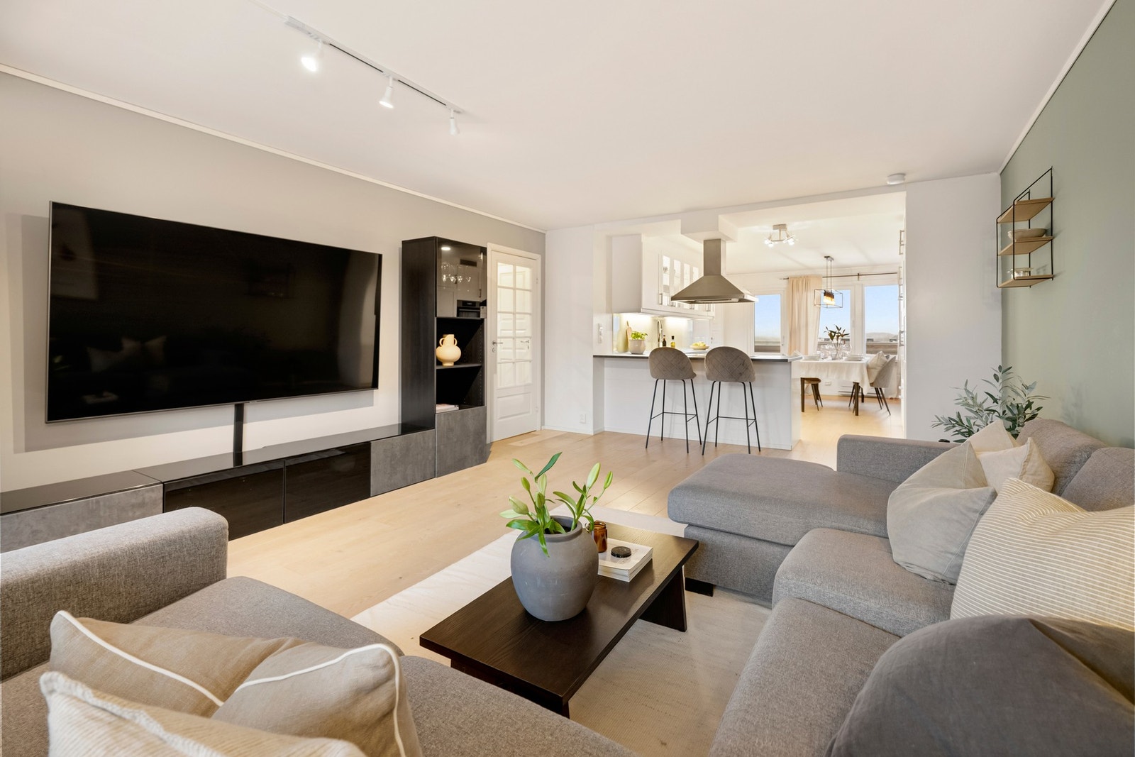 Kjøkkenet ble oppgradert i 2016 og fremstår moderne, funksjonelt og godt tilpasset en aktiv hverdag. Galleribilde