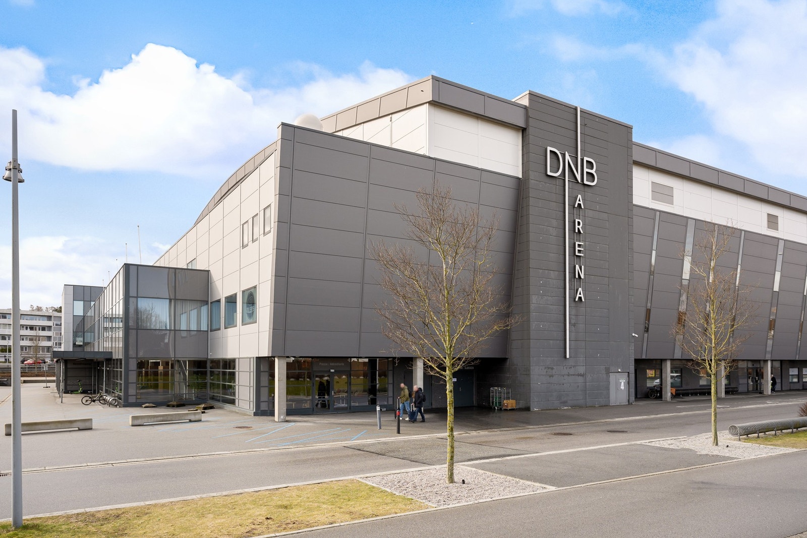 Det er også kort avstand til lekeplass, hundepark og flere idrettsanlegg som DNB Arena, Stavanger tennisklubb og idrettshallen på Tjensvoll. Galleribilde