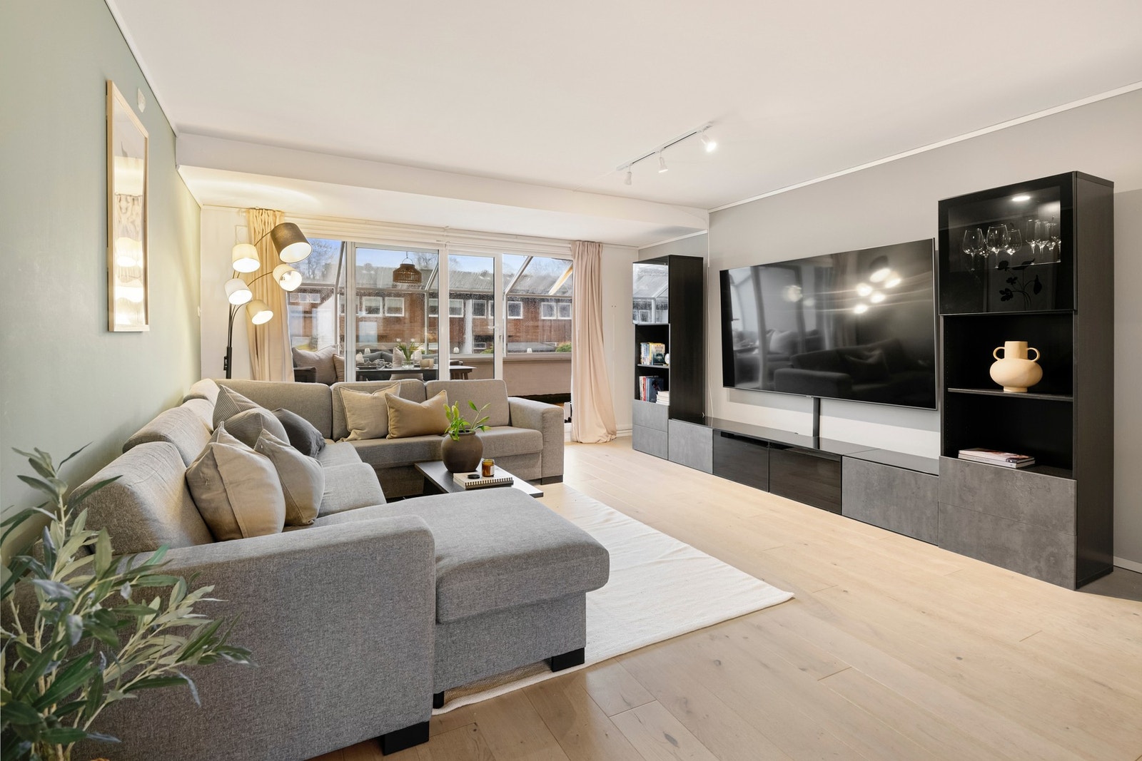 Fra stuen er det direkte utgang til en av leilighetens to innglassede balkonger. Galleribilde