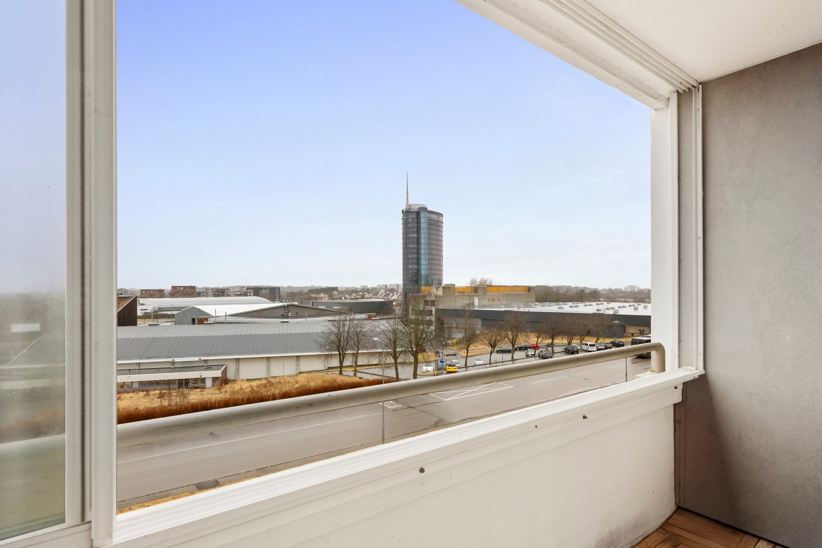 Fra kjøkkenet er det utgang til leilighetens andre innglassede balkongen. Galleribilde