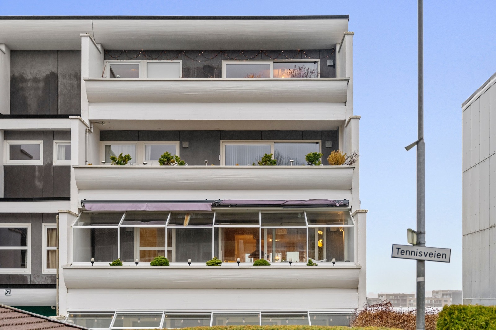 Bygget har gjennomgått oppgraderinger i regi av borettslaget, blant annet rehabilitering av fasader i 2016. Galleribilde