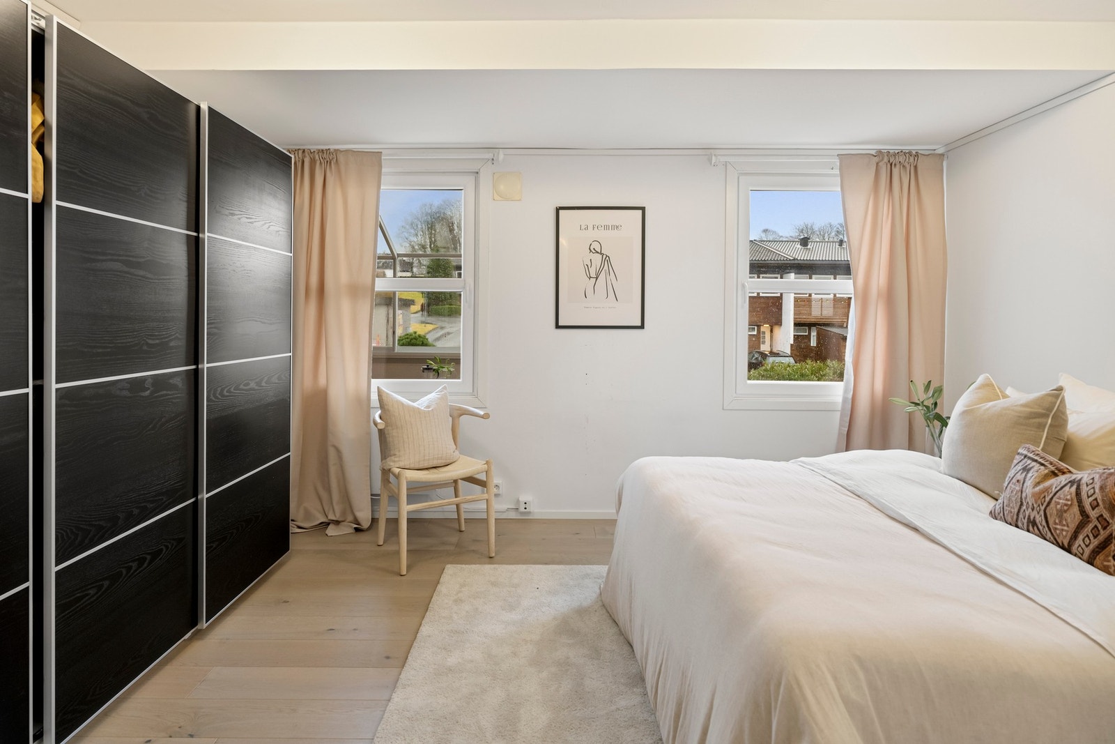 Begge rommene har god plass til seng, garderobeløsninger og øvrig møblement etter behov. Galleribilde