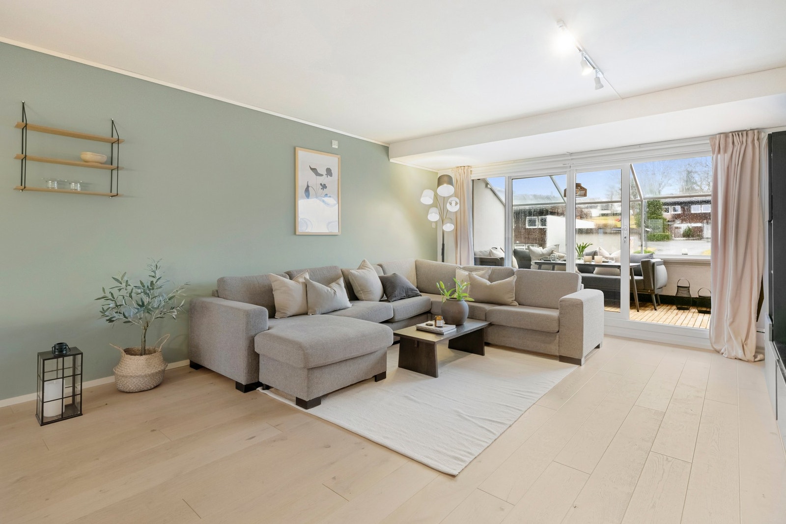 Stuen er boligens naturlige samlingspunkt og fremstår lys, romslig og svært innbydende. Galleribilde