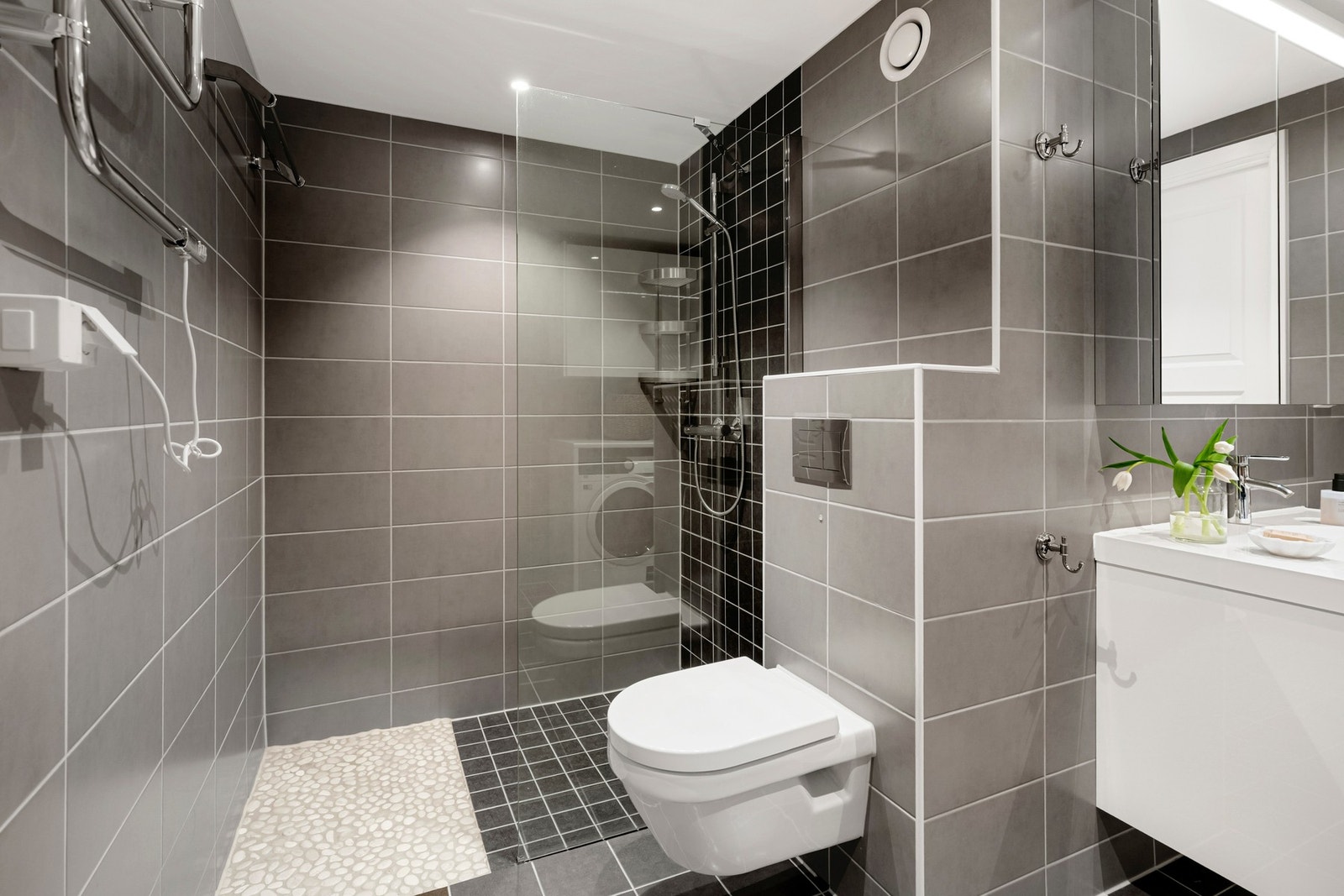 Badet og toalettrommet ble renovert i 2021. Badet er delikat med flislagte vegger og gulv. Varmekabler i gulvet gir en behagelig komfort, spesielt på kjøligere dager. Galleribilde