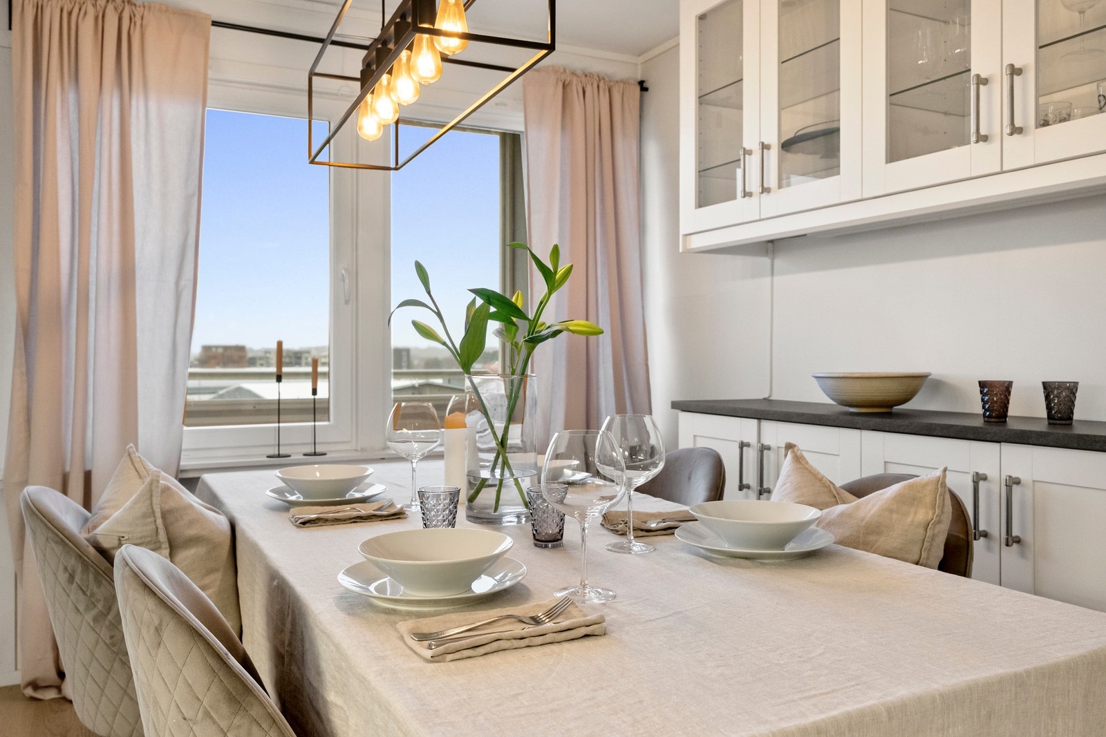 De gode vindusflatene slipper inn rikelig med dagslys og gir en luftig ramme rundt spiseområdet. Galleribilde