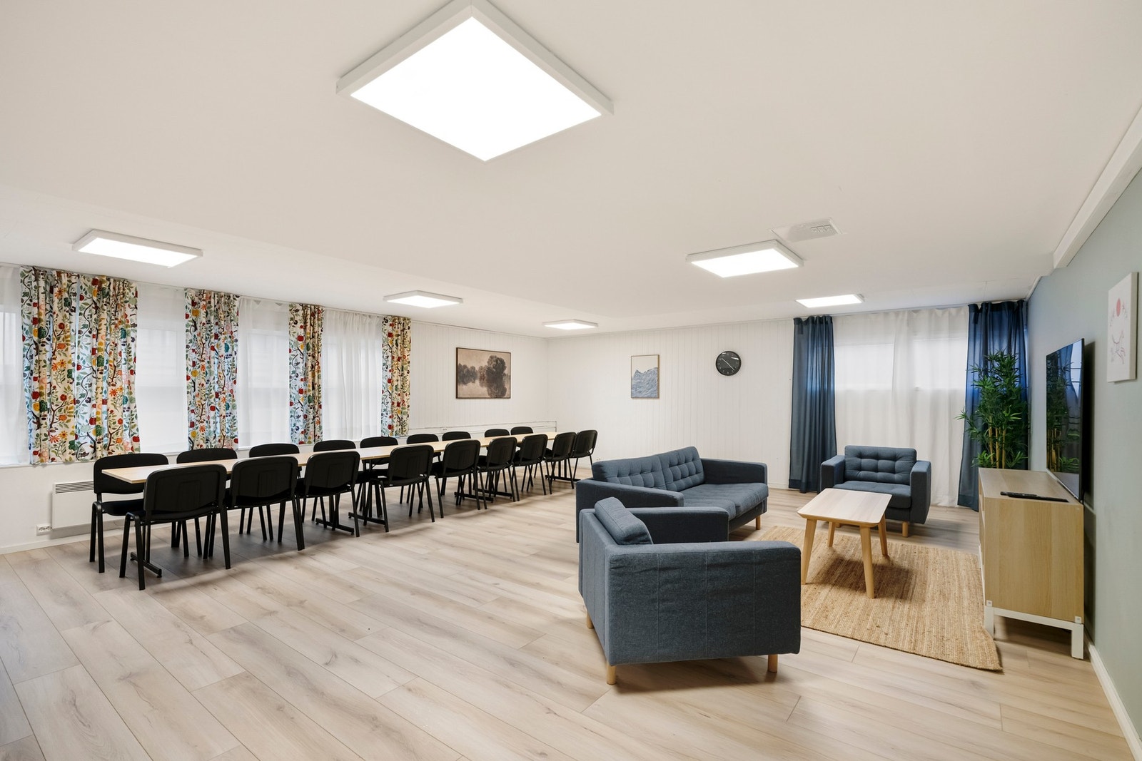 Borettslaget har også et nyoppusset selskapslokale for alle beboerne. Perfekt for selskap eller bare sosiale kvelder med venner og bekjente. Galleribilde