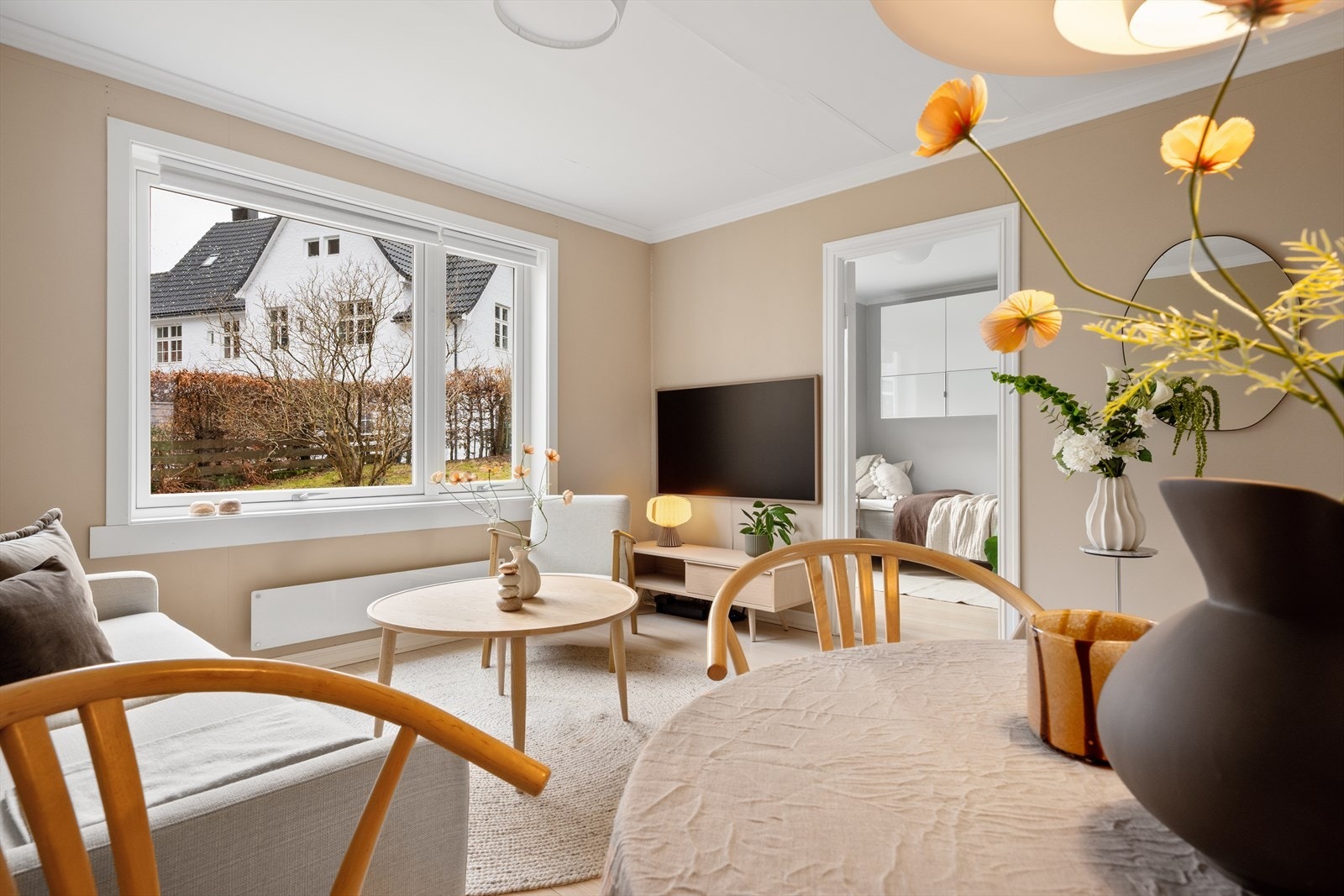 Store vindusflater slipper inn masse deilig sollys Galleribilde