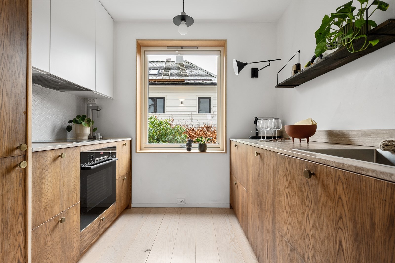 Nydelig kjøkken, hvor alle hvitevarer selges med Galleribilde