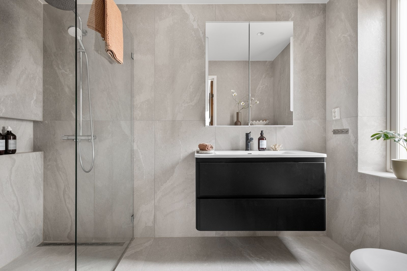 Stor dusjnisje med smart nisje for shampoo og balsam Galleribilde