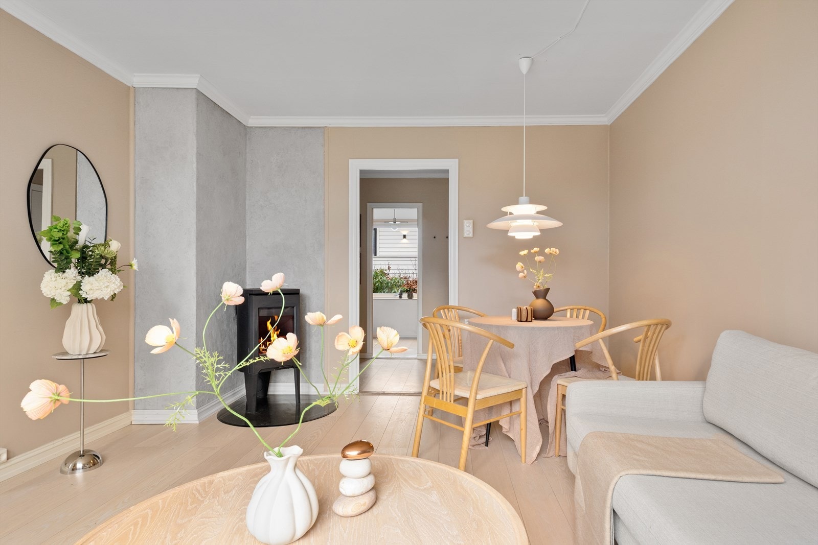 I stuen er det ildsted, perfekt for kalde vinterdager. Galleribilde