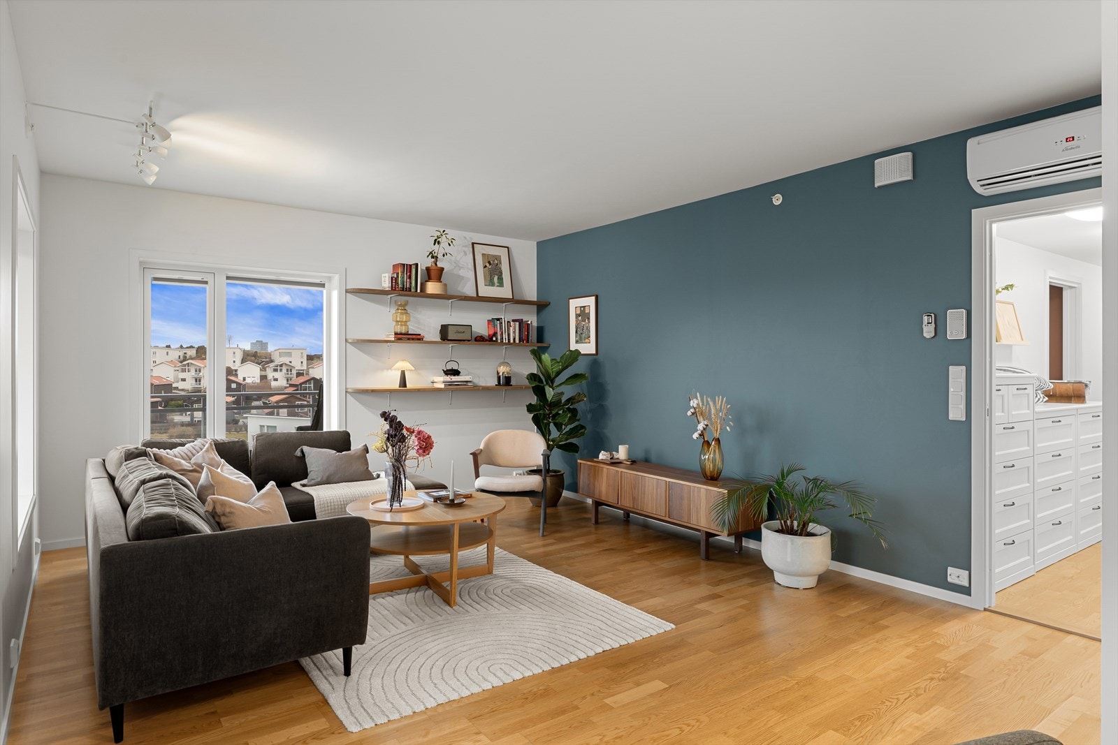 Lys endeleilighet fra 2016 med godt innhold. Leiligheten har gjennomført god standard og smarte løsninger. Galleribilde