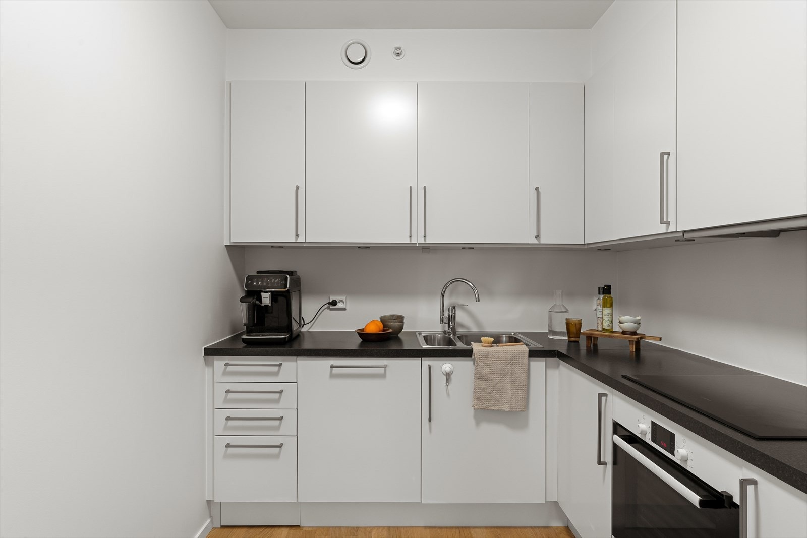 Moderne kjøkken med slette fronter fra HTH. Galleribilde